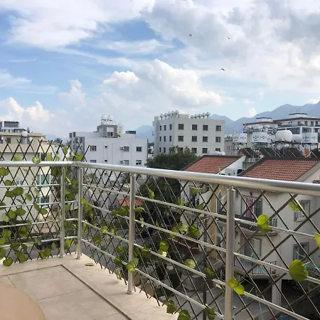 2 Bedroom In The City Center 凯里尼亚