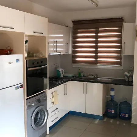 公寓 2 Bedroom In The City Center 凯里尼亚