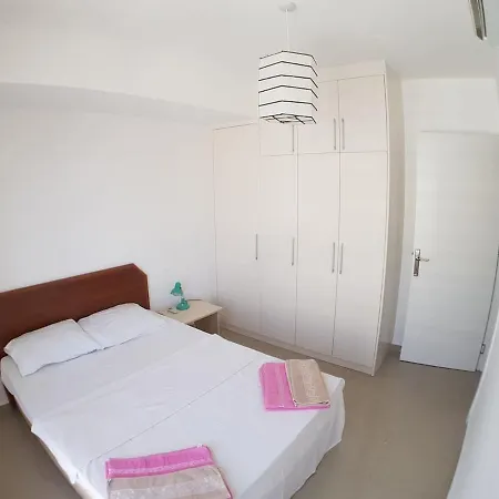 2 Bedroom In The City Center 公寓 凯里尼亚