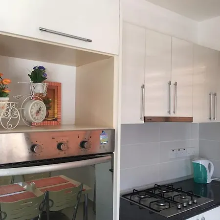2 Bedroom In The City Center 凯里尼亚